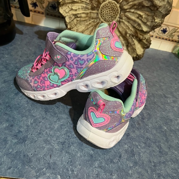 Girl’s size 5 light up sneakers - Picture 4 of 7